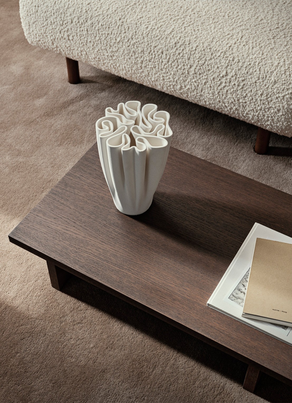 ferm LIVING Dedali vaas 25 cm - detail 4 gebroken wit