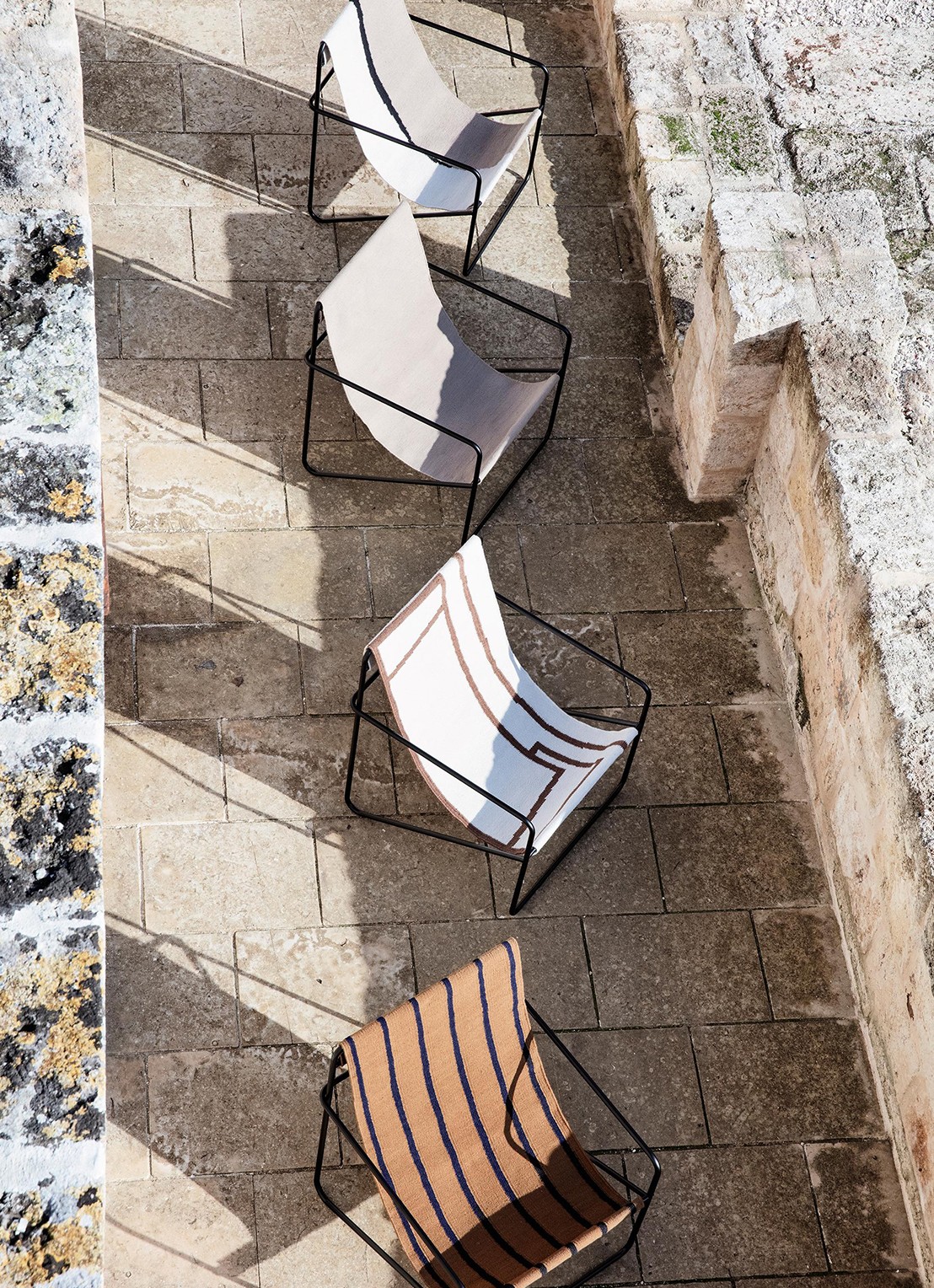ferm LIVING Desert fauteuil zwart onderstel - voorkant 3 zand