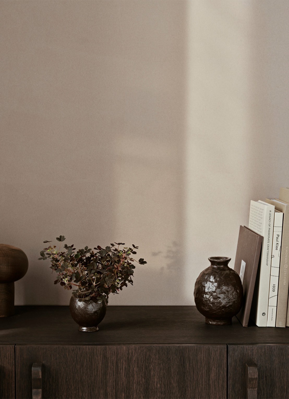 ferm LIVING Doro Medium vaas 16 cm - voorkant 2 donkerbruin