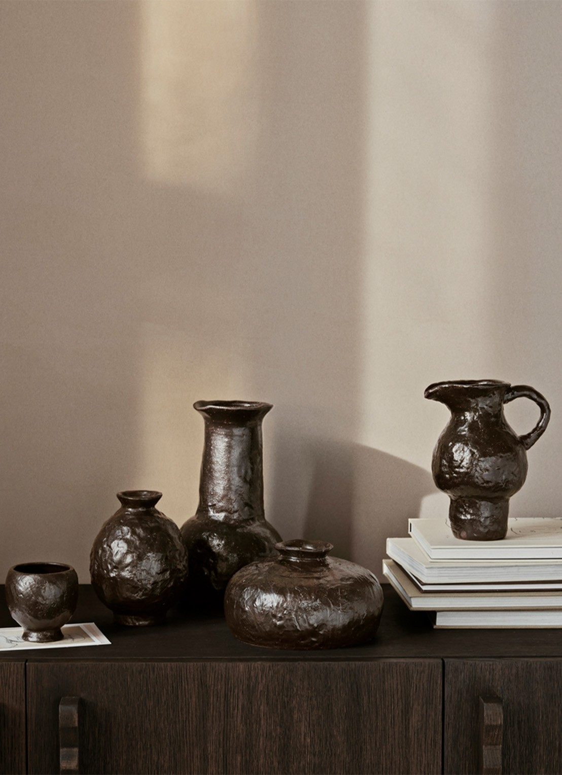 ferm LIVING Doro vaas 27 cm - voorkant 2 donkerbruin