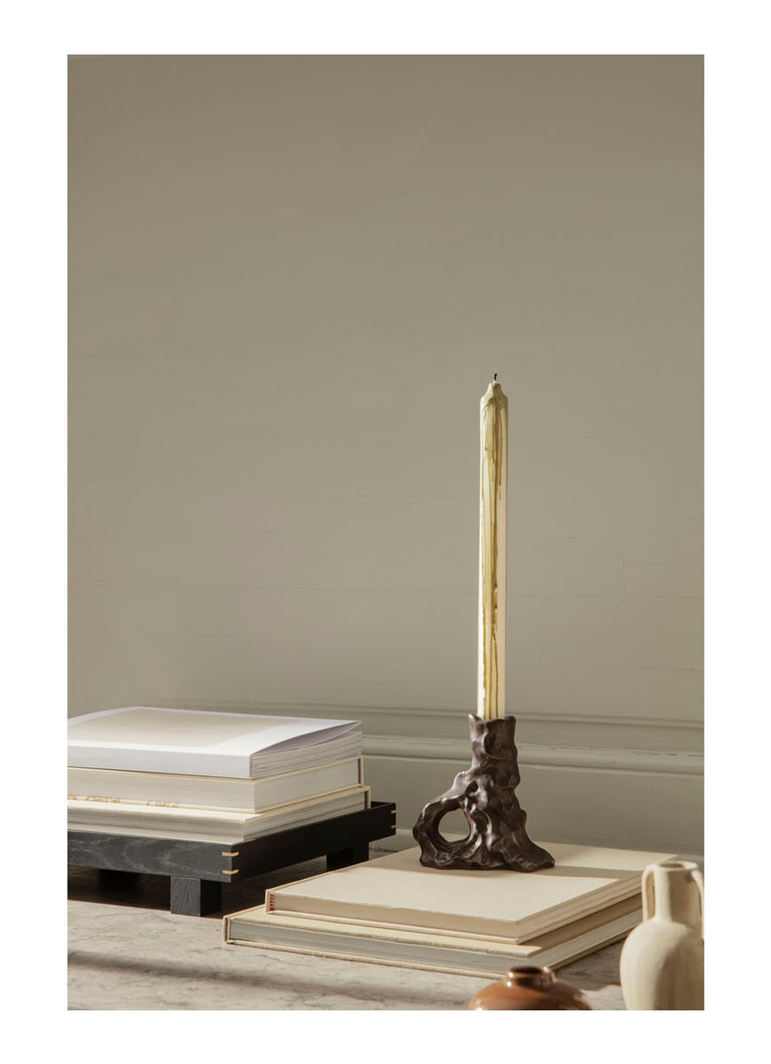 ferm LIVING Dryp kaars 30 cm set van 2 - voorkant 2 olijfgroen