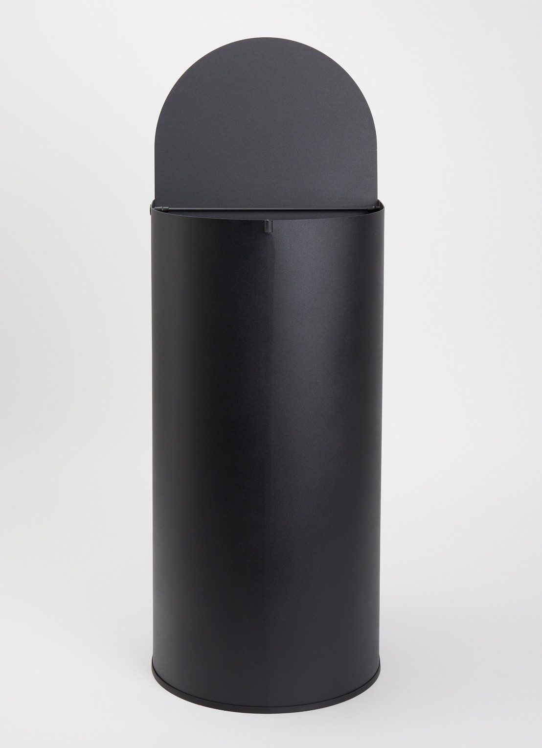 ferm LIVING Enkel prullenbak met deksel 40 liter - voorkant 2 zwart