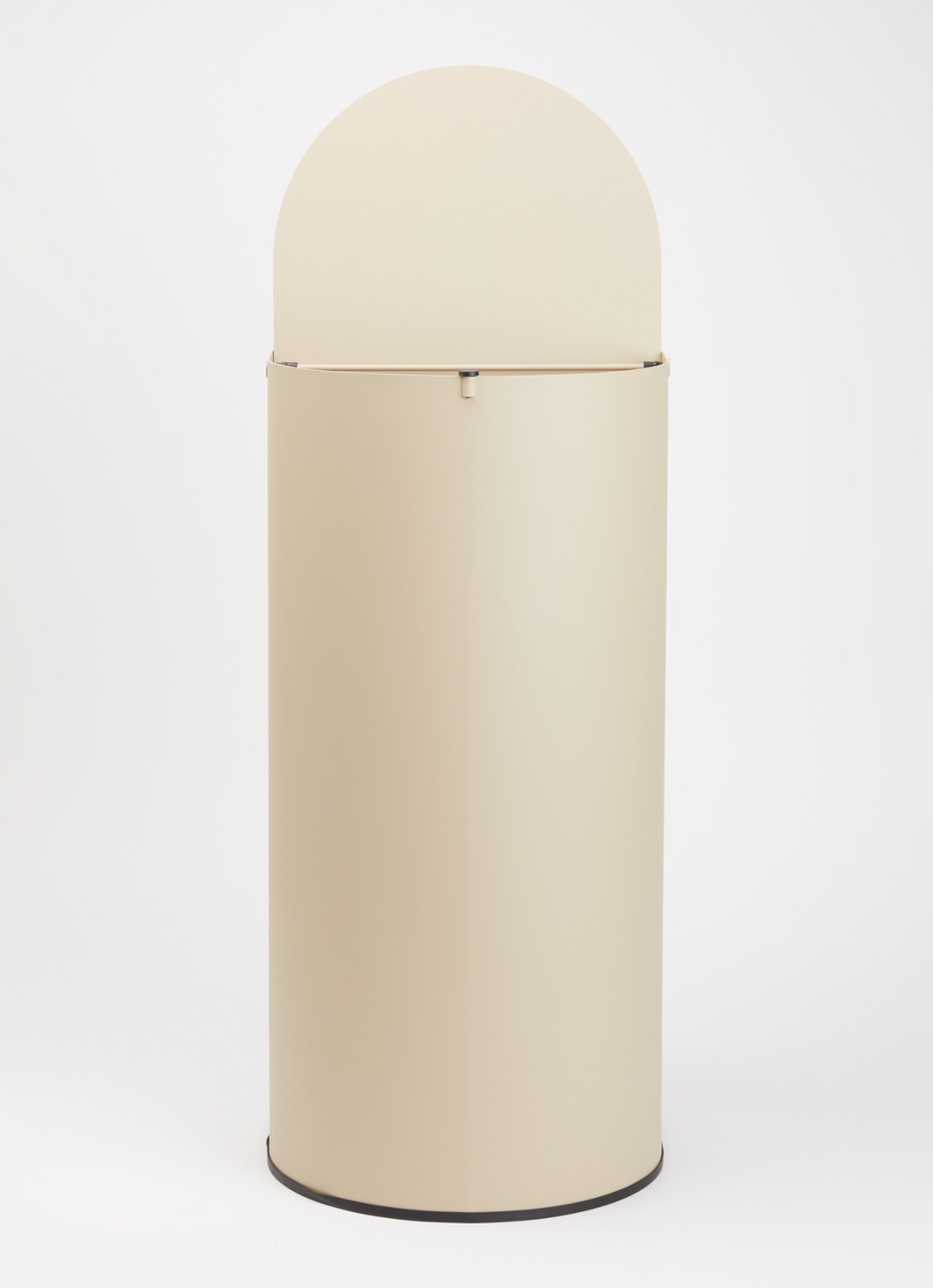 ferm LIVING Enkel prullenbak met deksel 40 liter - voorkant 2 beige