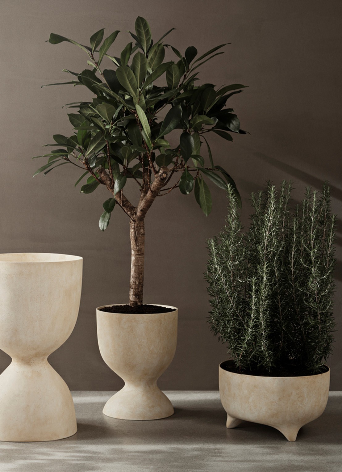 ferm LIVING Evoke bloempot van aardewerk voor binnen en buiten 26,2 x Ø44,3 cm - achterkant zand