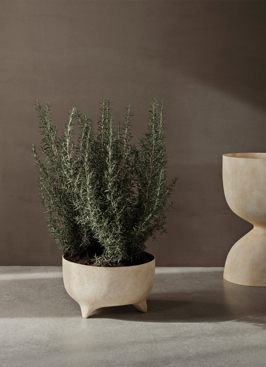 ferm LIVING Evoke bloempot van aardewerk voor binnen en buiten 26,2 x Ø44,3 cm - voorkant 3 zand