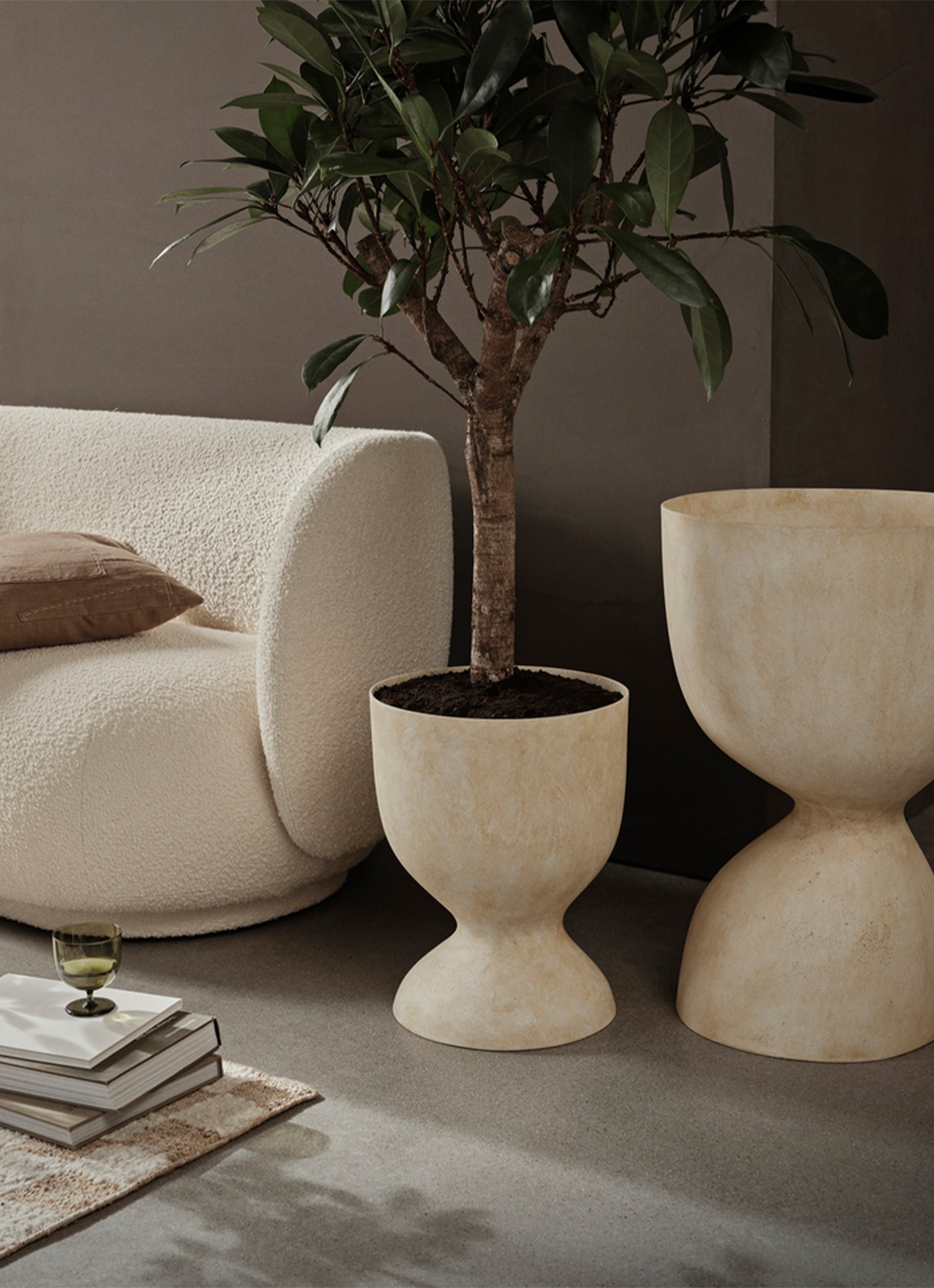 ferm LIVING Evoke bloempot van aardewerk voor binnen en buiten 45 x Ø35 cm - voorkant 2 zand