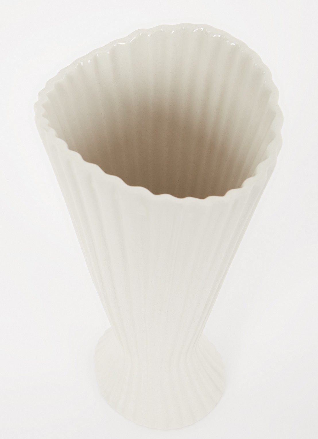 ferm LIVING Fountain vaas 23 cm - voorkant 2 gebroken wit