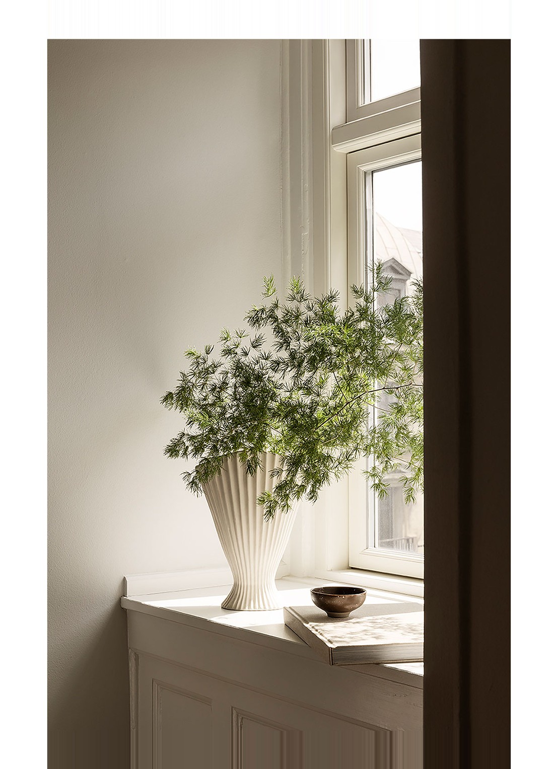 ferm LIVING Fountain vaas 31 cm - voorkant 2 gebroken wit