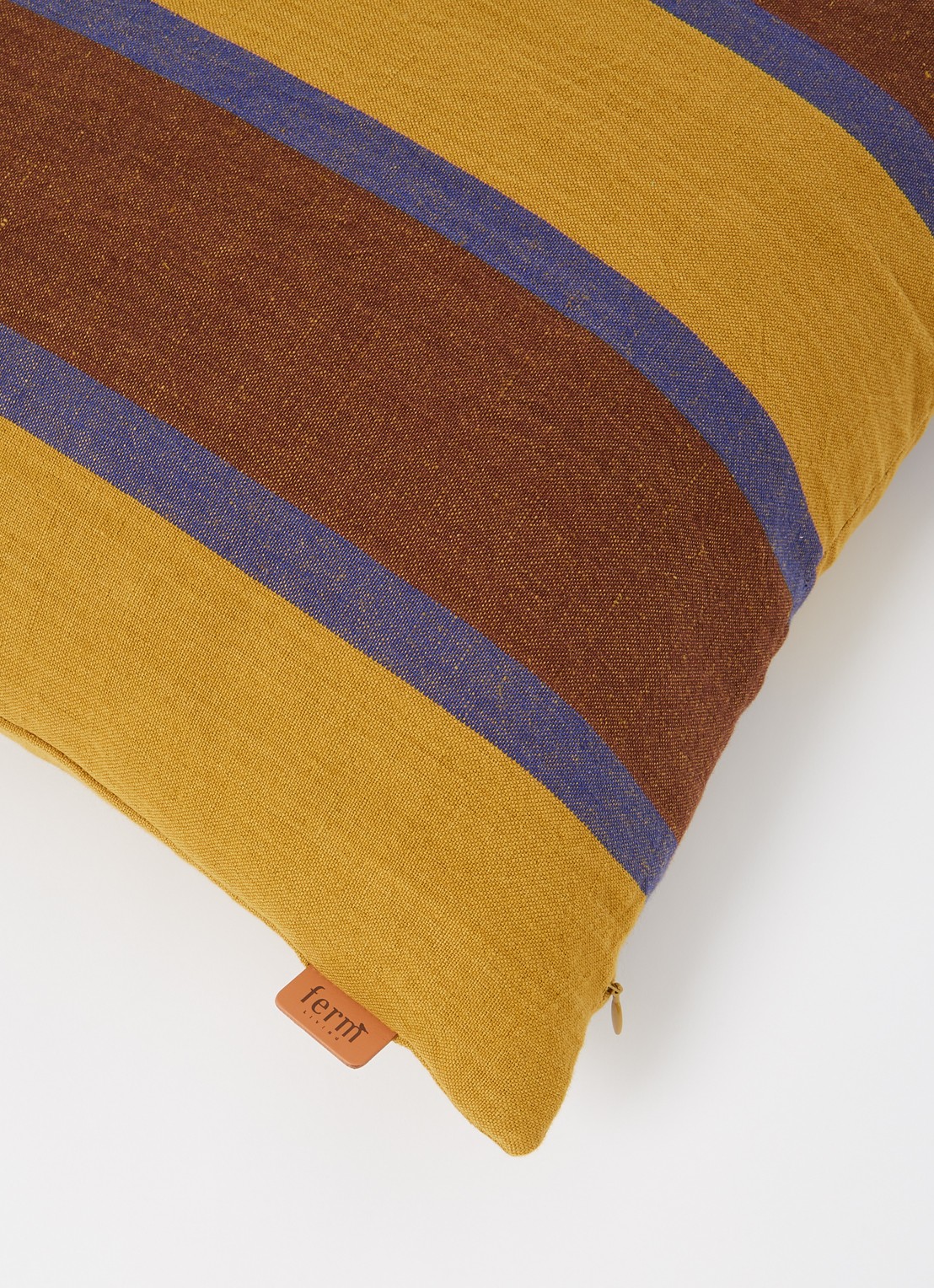 ferm LIVING Grand sierkussen 50 x 50 cm - detail 2 mosterd