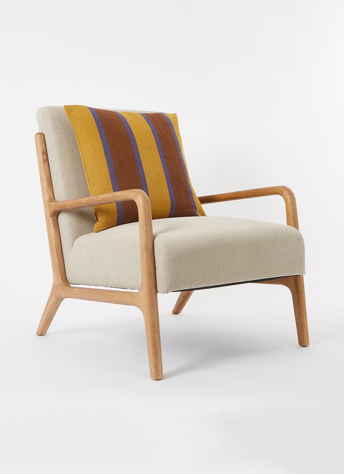ferm LIVING Grand sierkussen 50 x 50 cm - voorkant 4 mosterd