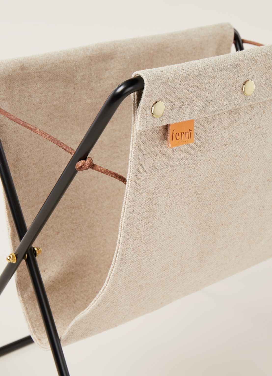 ferm LIVING Herman tijdschriftenrek 51 x 31 cm  - detail beige