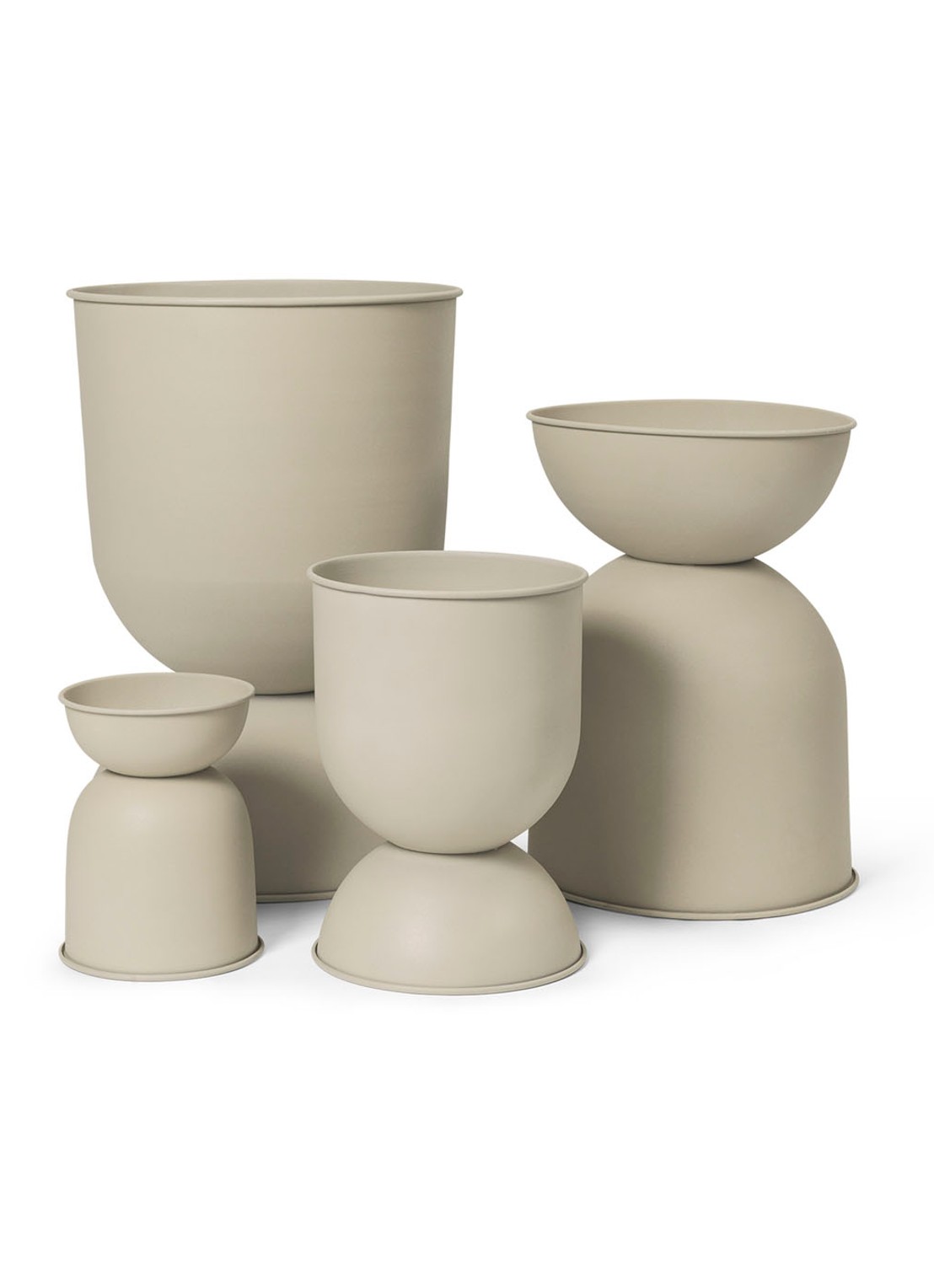 ferm LIVING Hourglass bloempot van gepoedercoat ijzer voor binnen Ø40 cm - detail donkerbeige