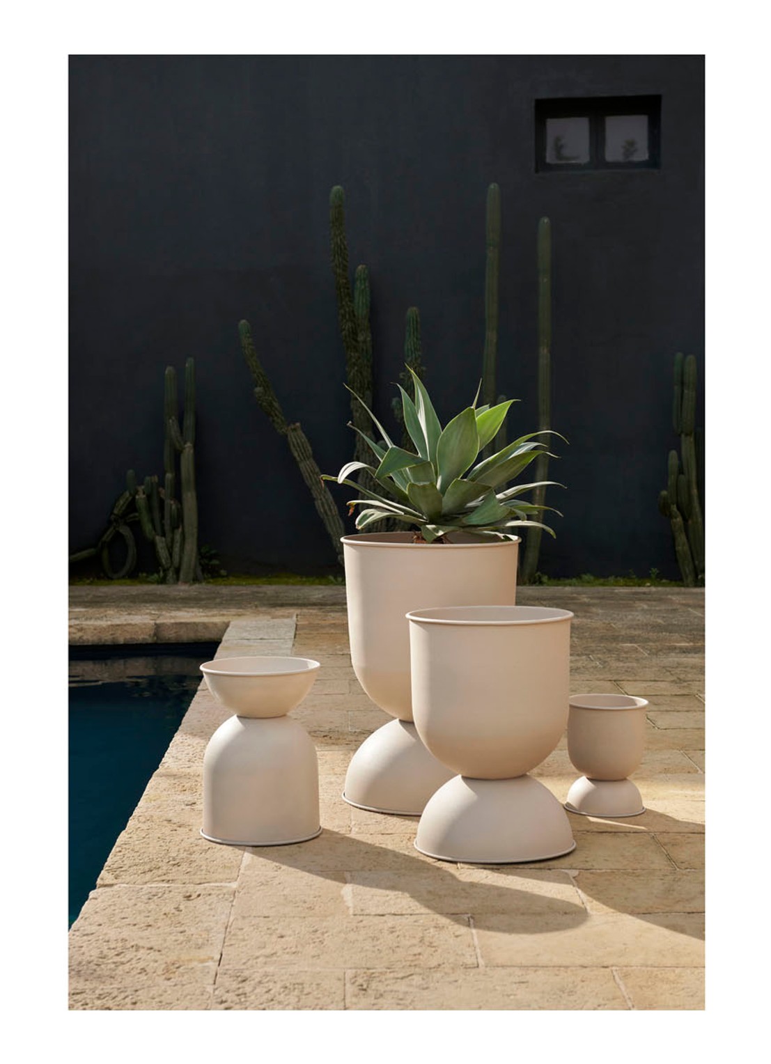 ferm LIVING Hourglass bloempot van gepoedercoat ijzer voor binnen Ø50 cm - detail 4 donkerbeige