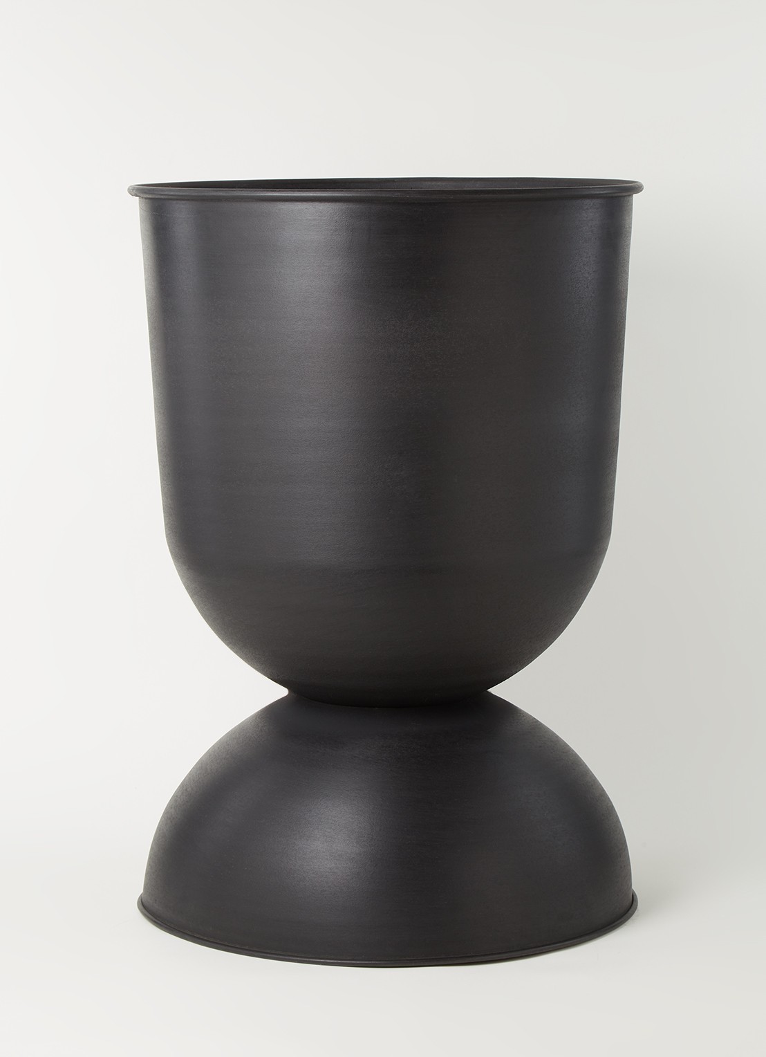 ferm LIVING Hourglass L bloempot voor binnen en buiten - 51 cm - voorkant 2 zwart