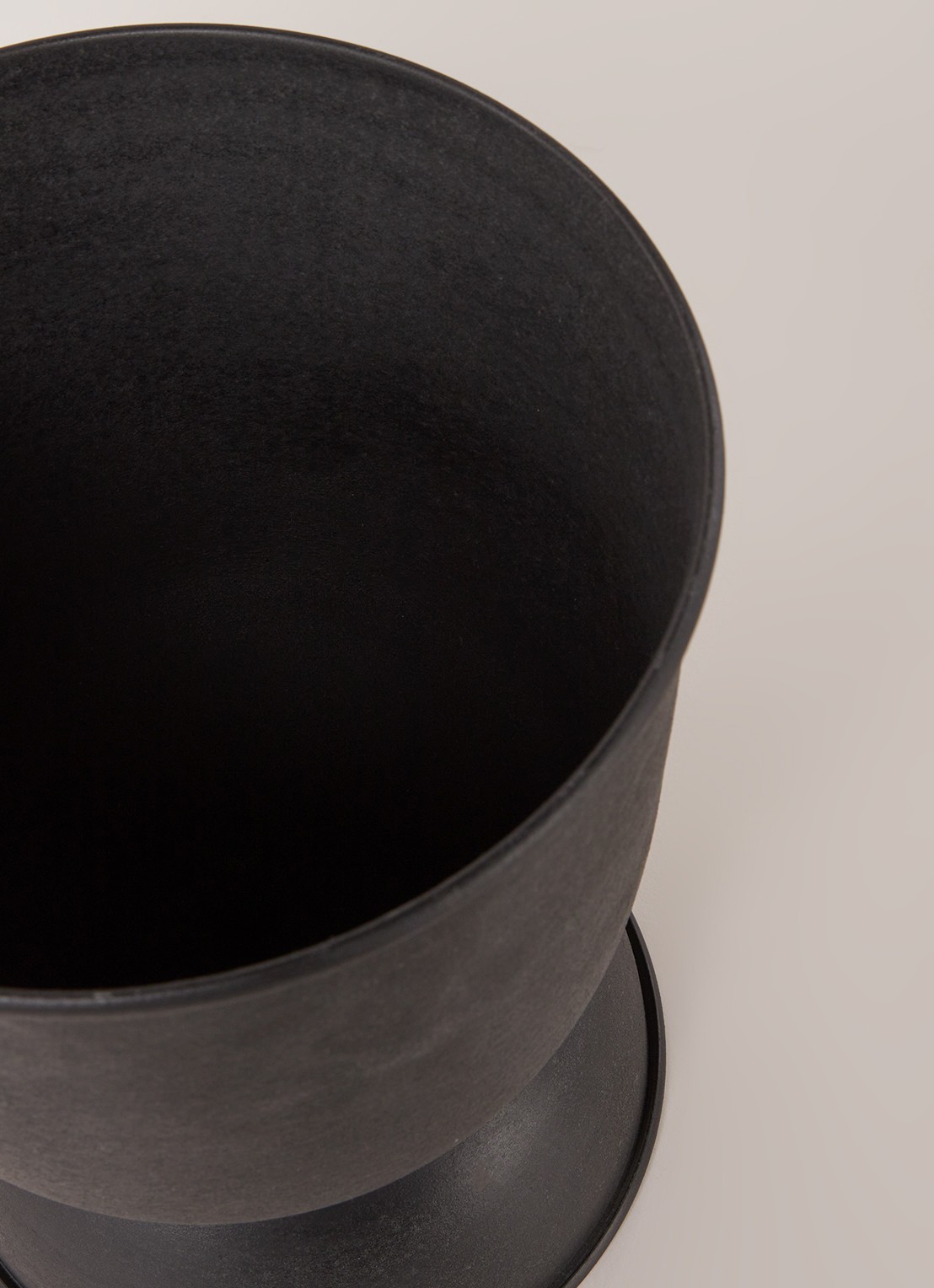 ferm LIVING Hourglass Pot Extra Small plantenbak voor binnen Ø21 cm - detail zwart