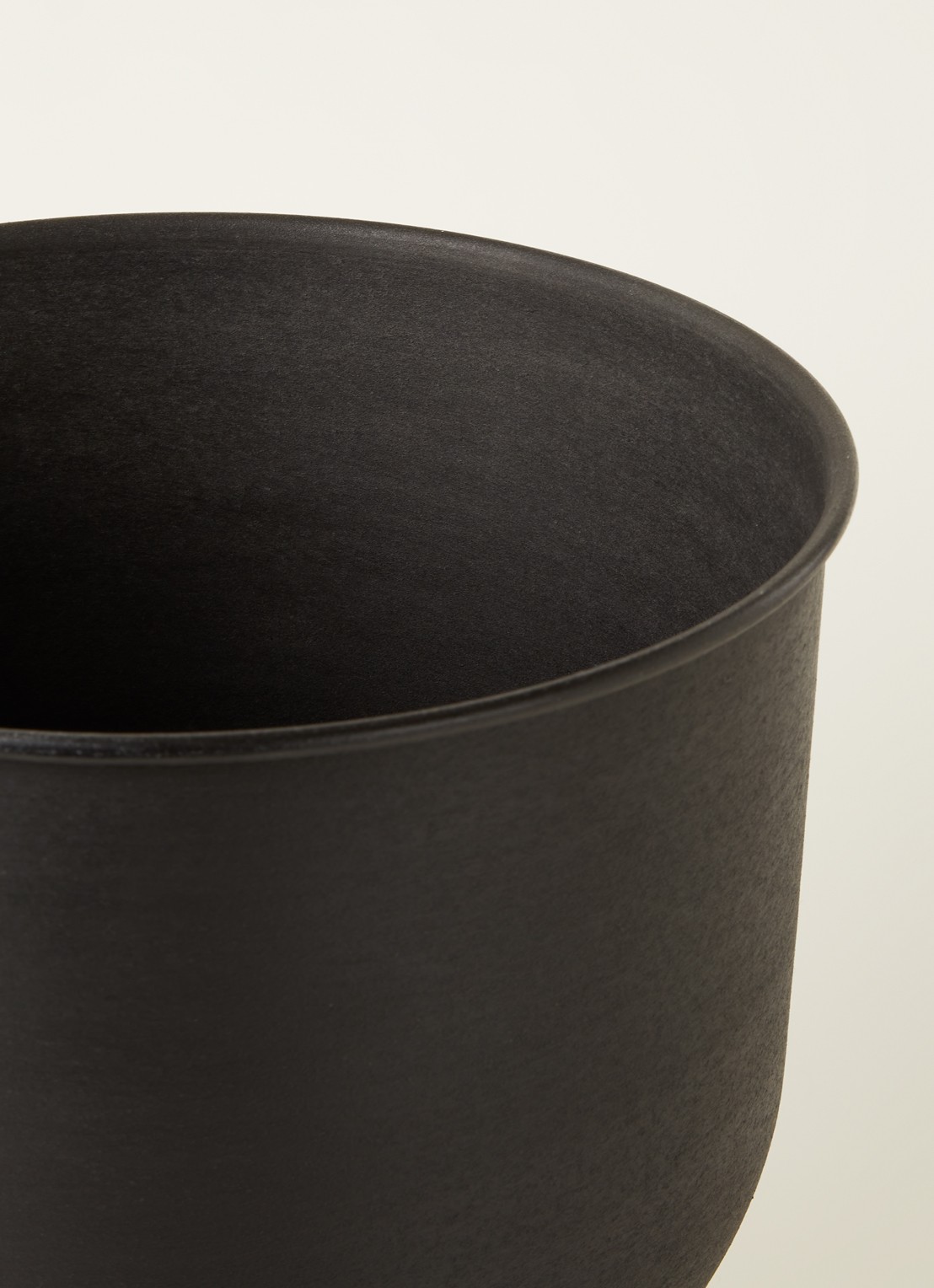 ferm LIVING Hourglass S bloempot voor binnen en buiten Ø30 cm - detail 3 zwart