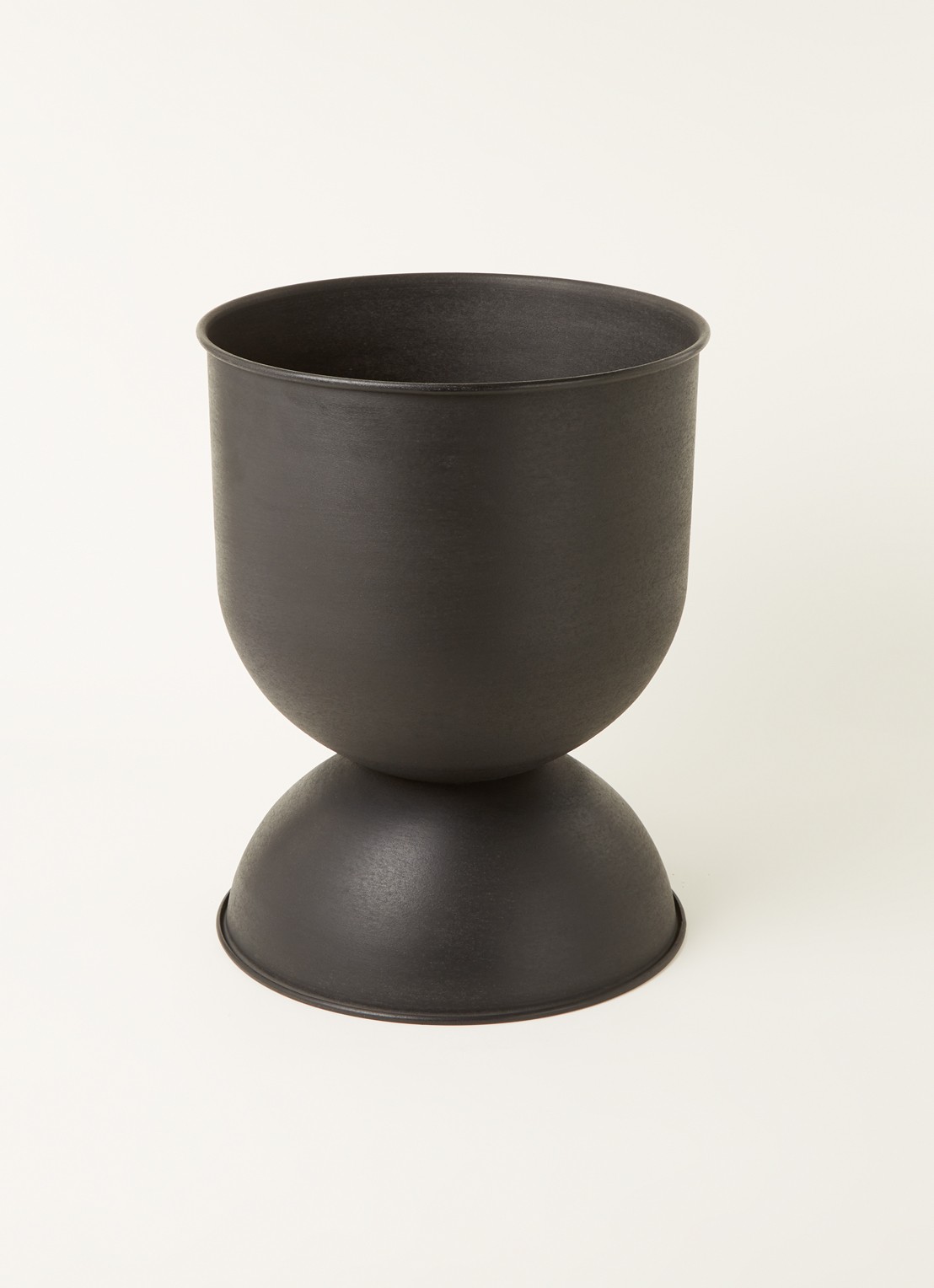ferm LIVING Hourglass S bloempot voor binnen en buiten Ø30 cm - voorkant 2 zwart