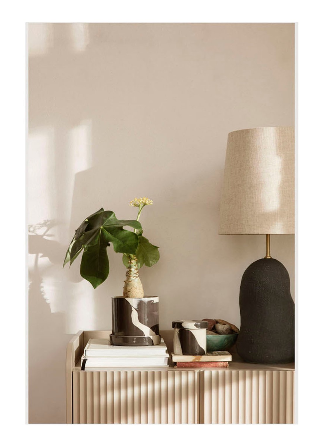 ferm LIVING Inlay S bloem- en opbergpot van keramiek voor binnen Ø10 cm  - voorkant 3 zand