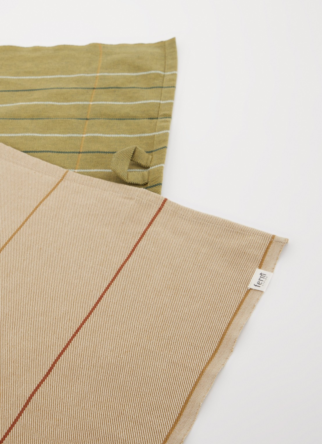 ferm LIVING Ito theedoek van  katoen 70 x 50 cm set van 2 - voorkant 2 mosgroen