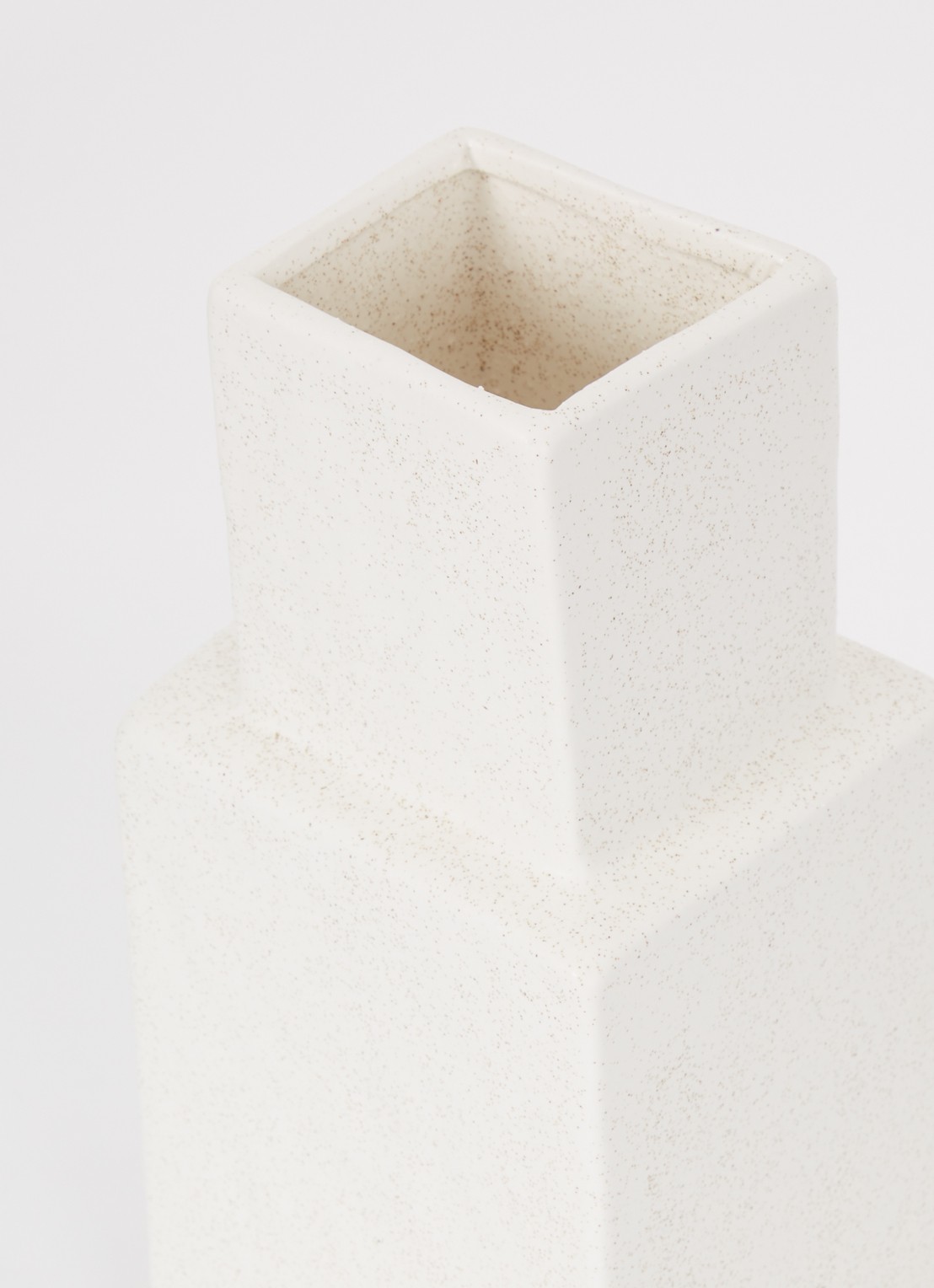 ferm LIVING Kao vaas 29 cm - voorkant 2 gebroken wit