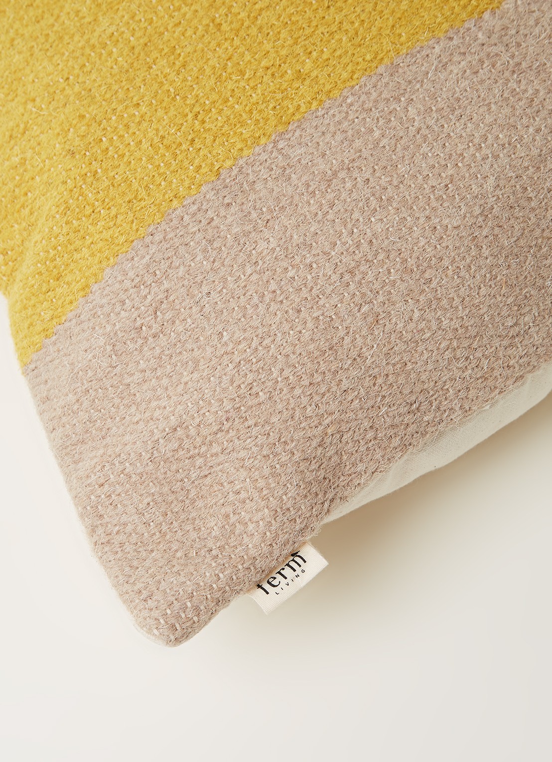 ferm LIVING Kelim sierkussen 50 x 50 cm - detail 3 geel