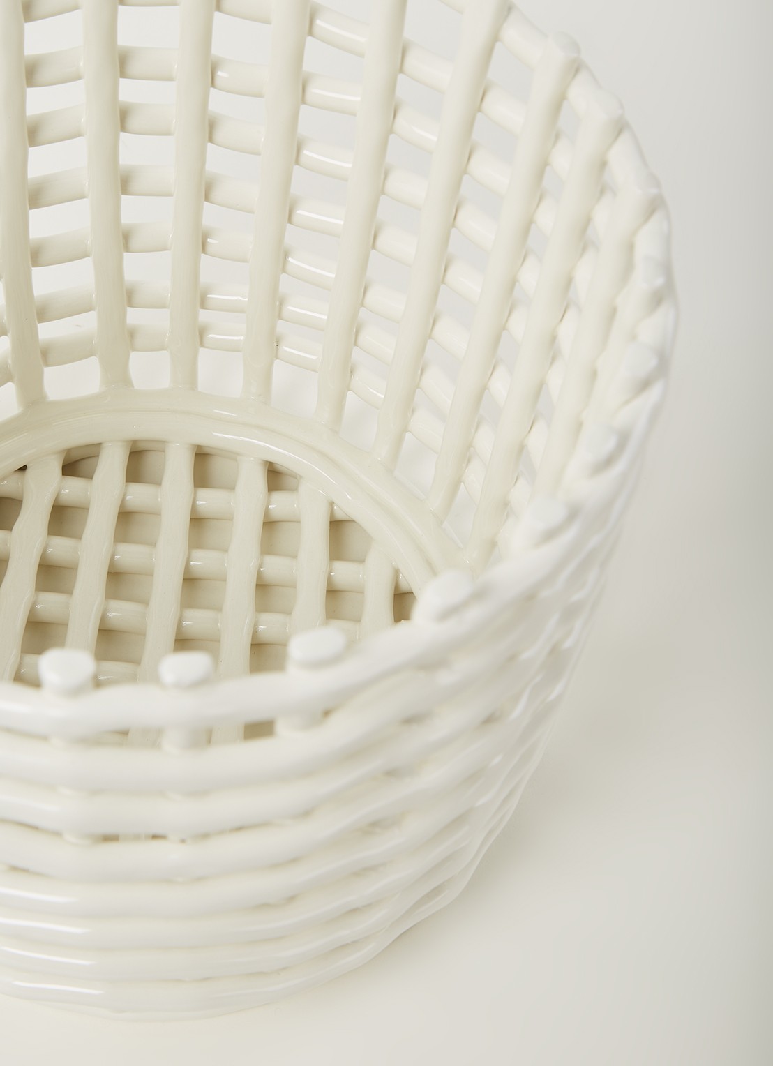 ferm LIVING Mand L van keramiek 22 cm - detail gebroken wit