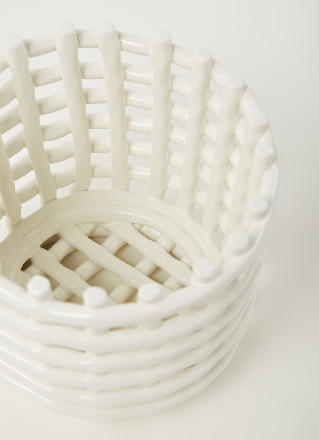 ferm LIVING Mand S van keramiek 15 cm - detail 3 gebroken wit