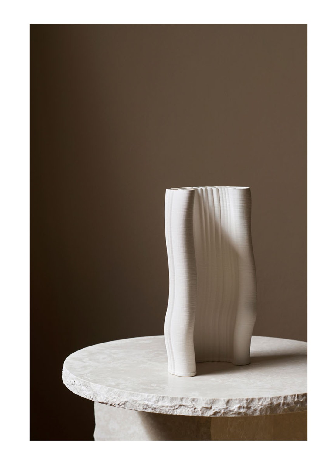 ferm LIVING Moire vaas 30 cm - detail 5 wit
