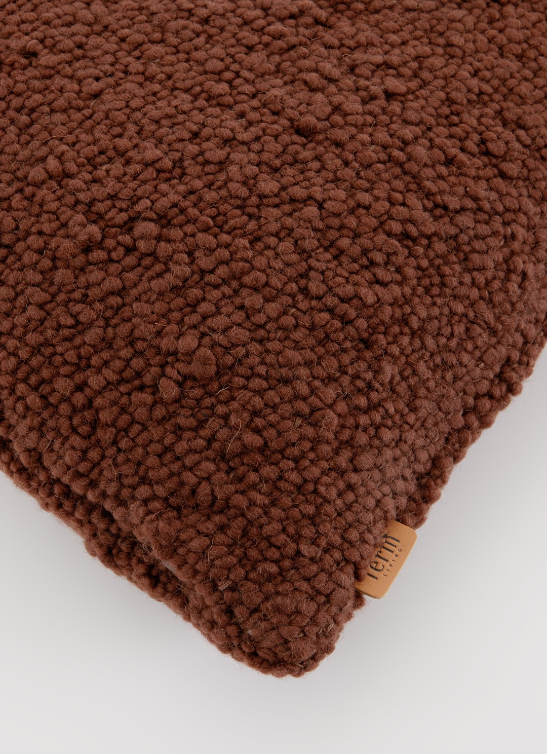 ferm LIVING Moor sierkussen in wolblend 48 x 48 cm - detail 4 chocoladebruin