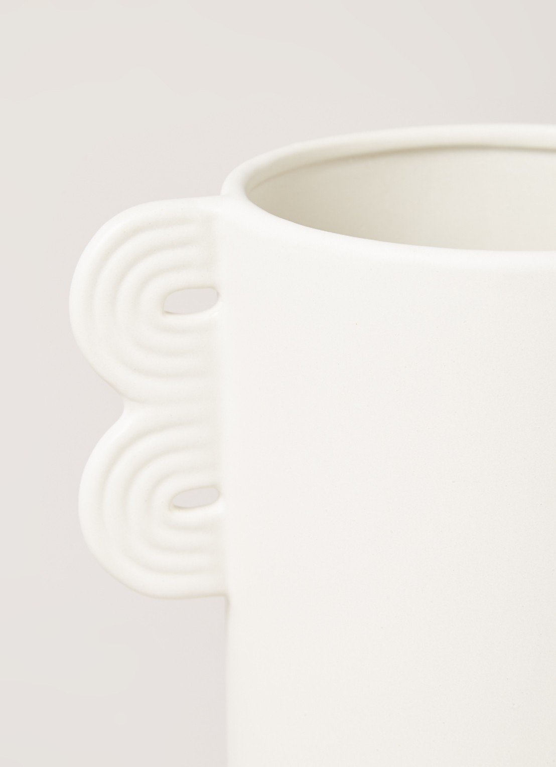 ferm LIVING Muses Ania vaas 26 cm  - detail wit