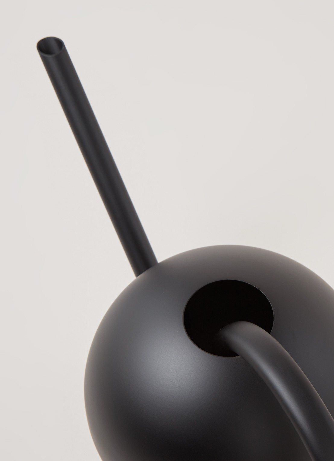 ferm LIVING Orb gieter 2 liter  - detail zwart