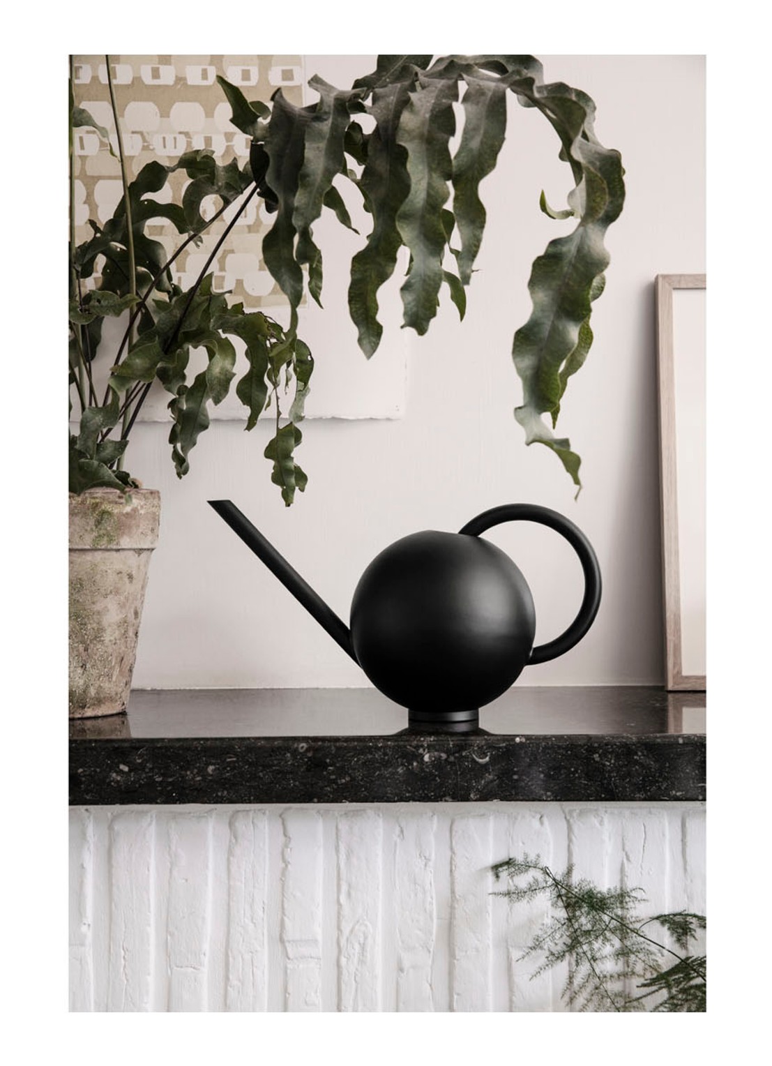 ferm LIVING Orb gieter 2 liter  - voorkant 3 zwart