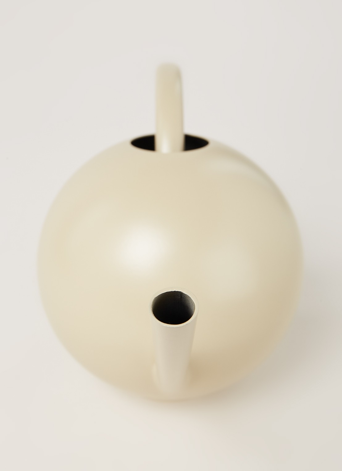 ferm LIVING Orb gieter 2 liter  - detail ivoor