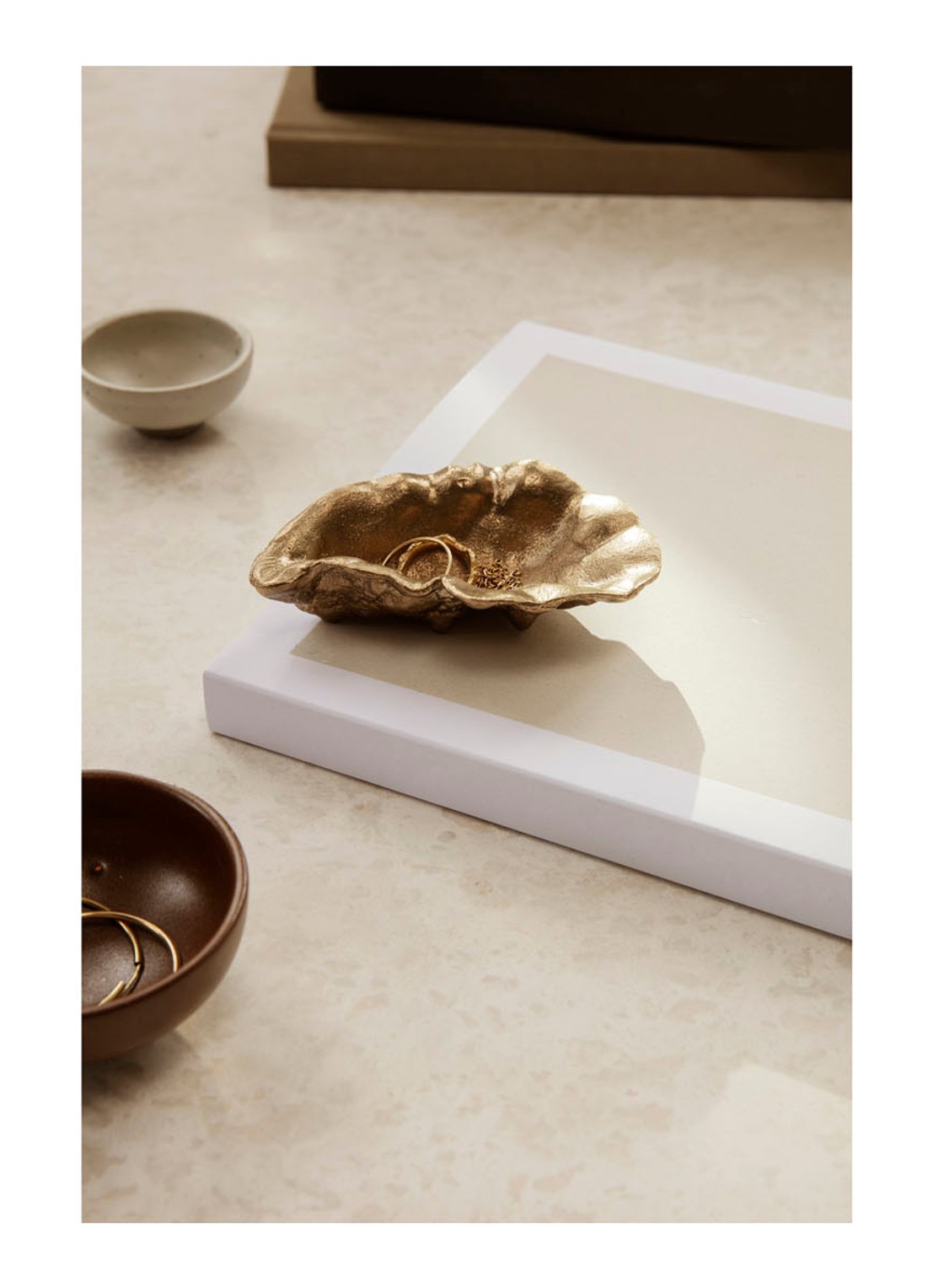 ferm LIVING Oyster schaaltje 10,5 x 7 cm - voorkant 2 goud