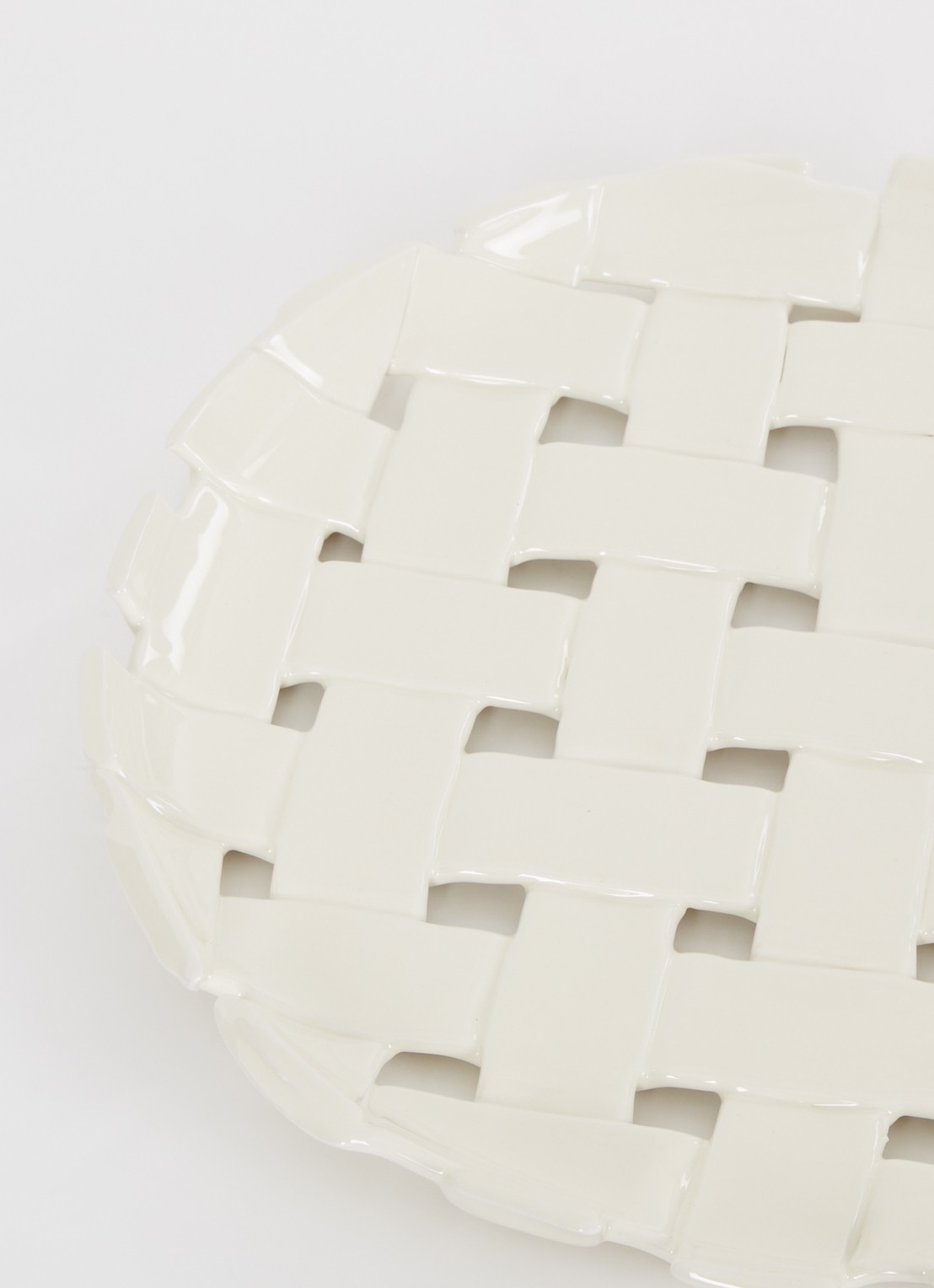ferm LIVING Plait schaal 30 cm - voorkant 2 gebroken wit