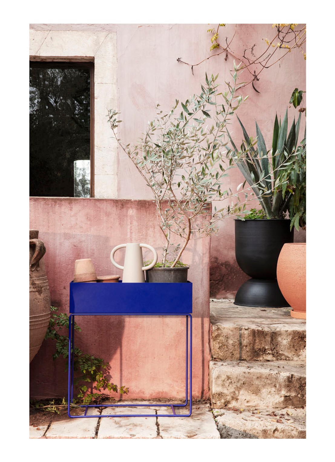 ferm LIVING Plant Box plantenbak van metaal voor binnen 25 x 60 cm - detail donkerblauw