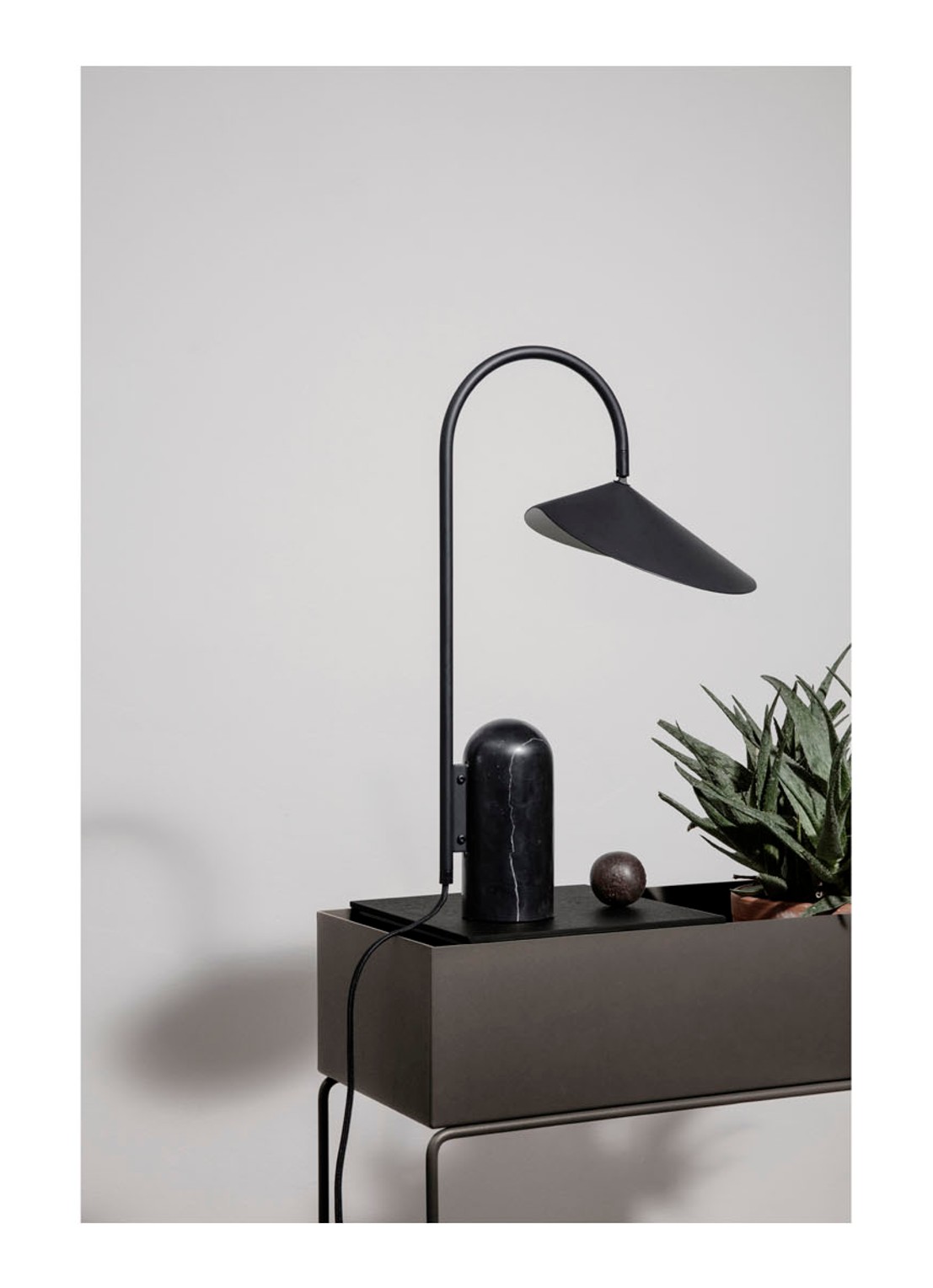 ferm LIVING Plant Box tray van hout 26 x 26 cm - voorkant 3 zwart
