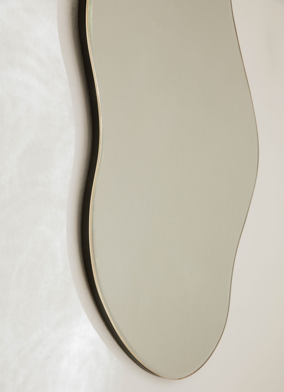 ferm LIVING Pond Large wandspiegel - detail 2 brass