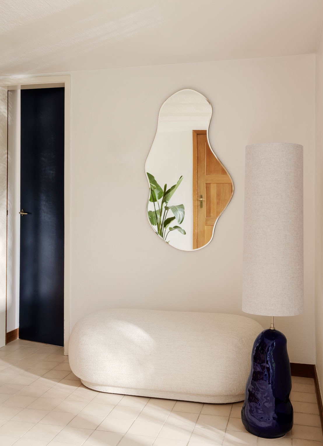 ferm LIVING Pond Large wandspiegel - voorkant 4 brass