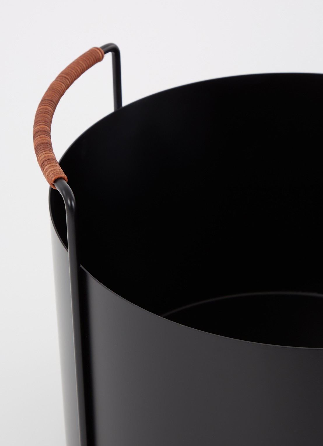 ferm LIVING Port vuurkorf 40 cm - voorkant 2 zwart