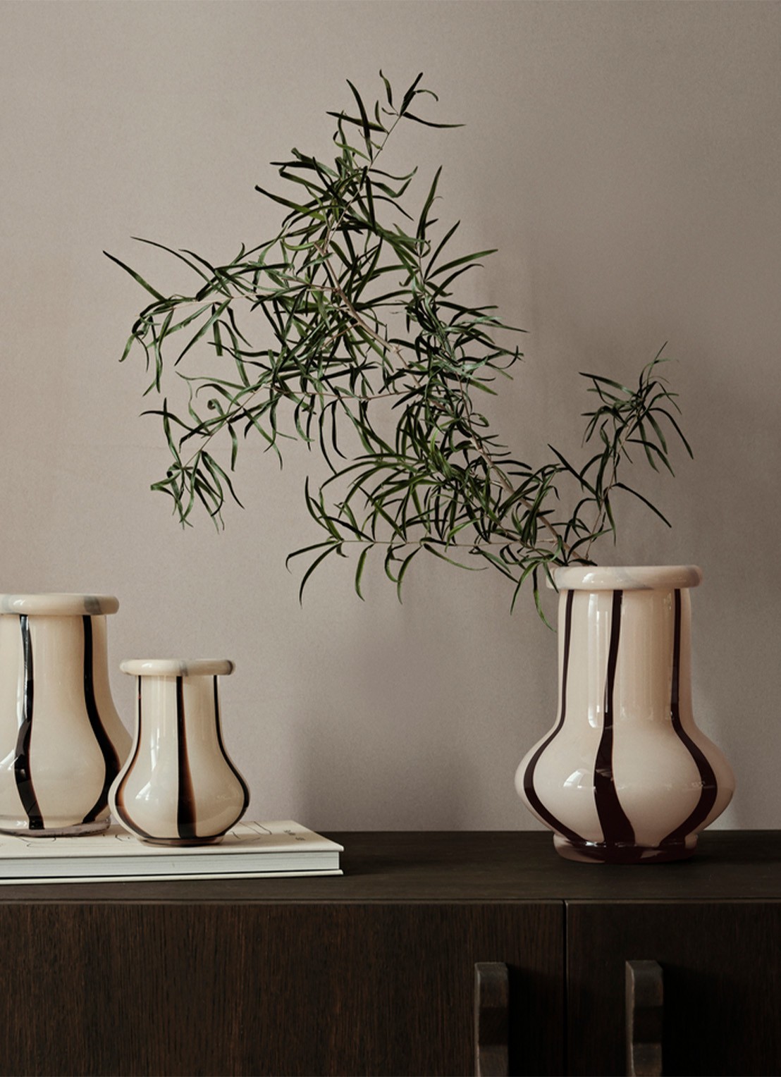ferm LIVING Riban vaas 19 cm - voorkant 2 beige