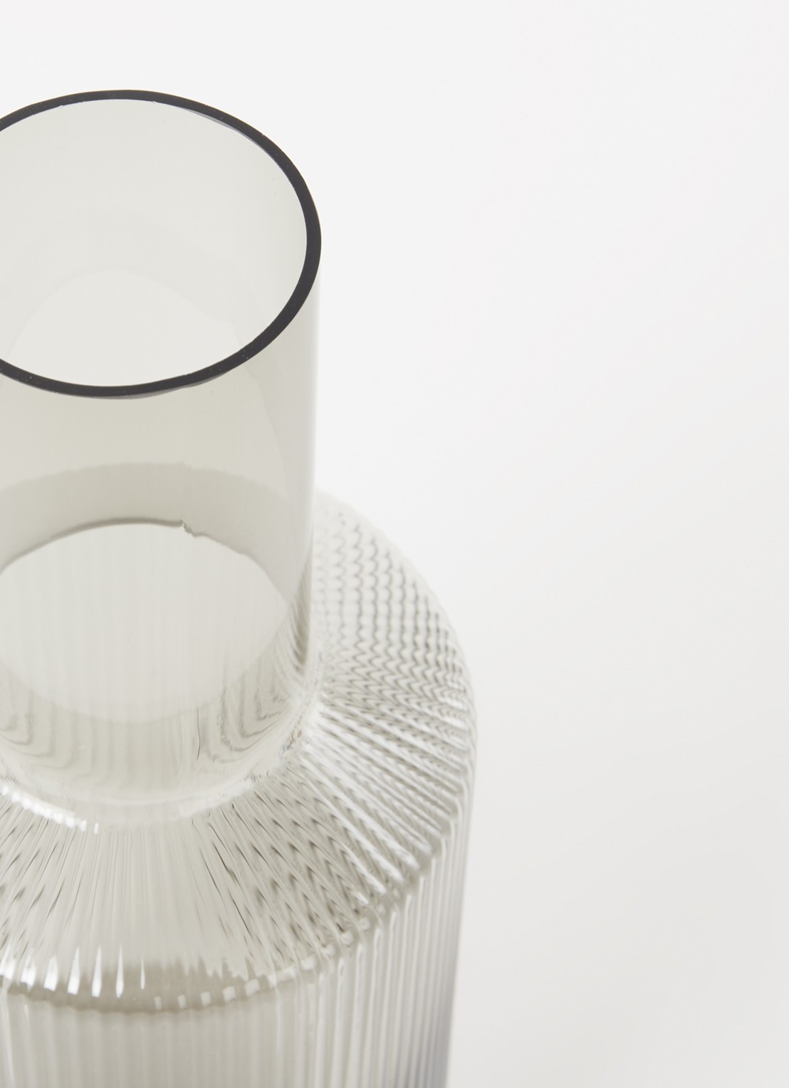 ferm LIVING Ripple Car karaf 0,9 liter - detail lichtgrijs