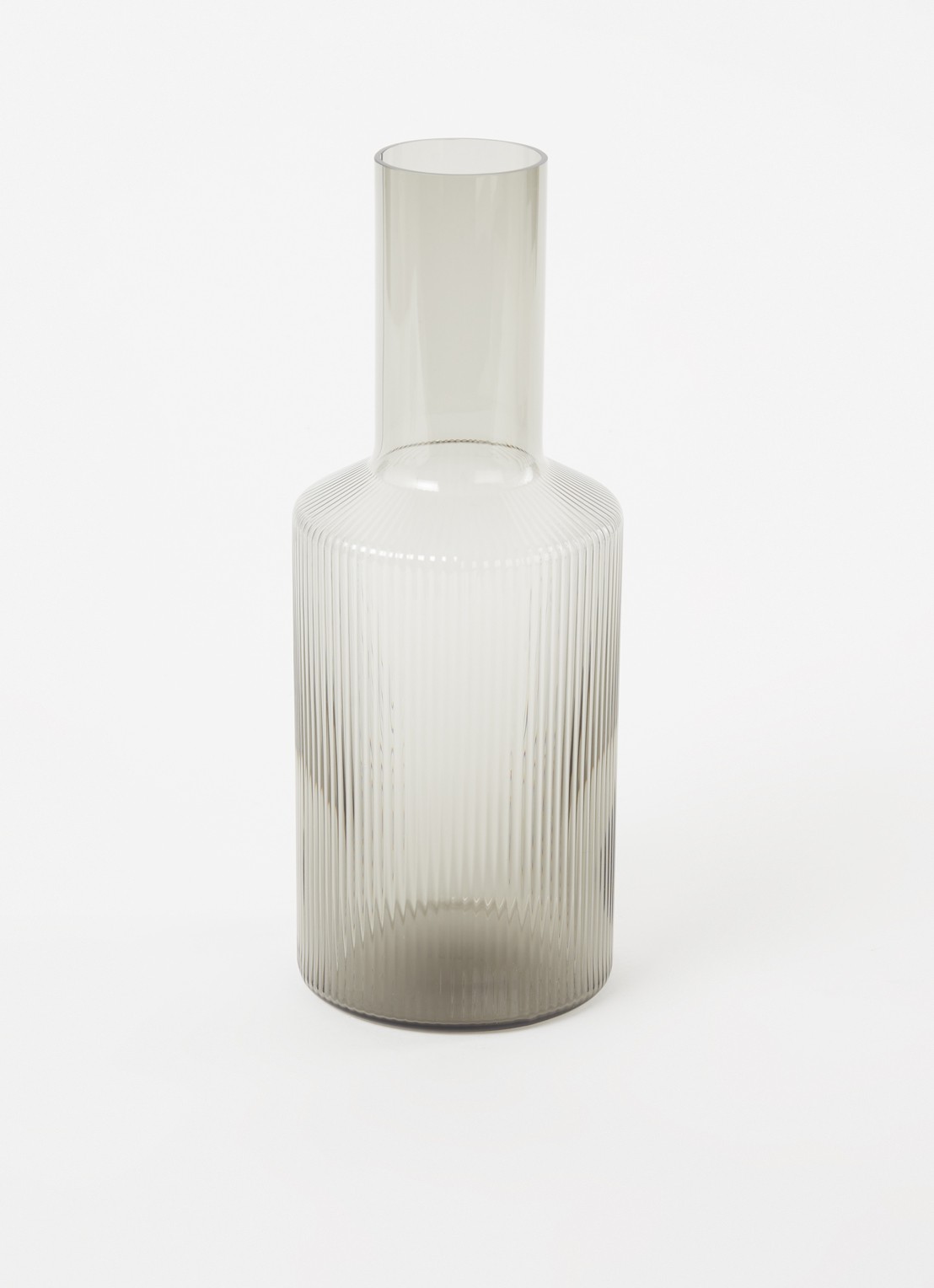 ferm LIVING Ripple Car karaf 0,9 liter - voorkant 3 lichtgrijs