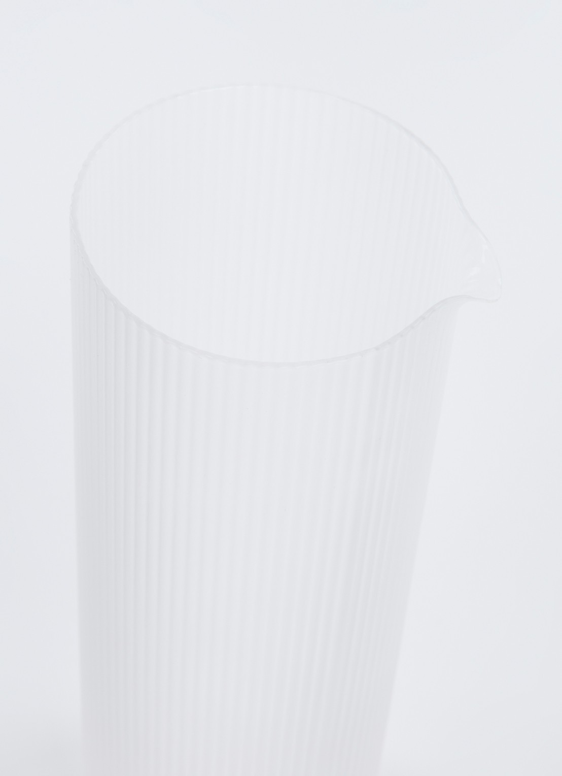 ferm LIVING Ripple karaf 1,1 liter - voorkant 2 wit