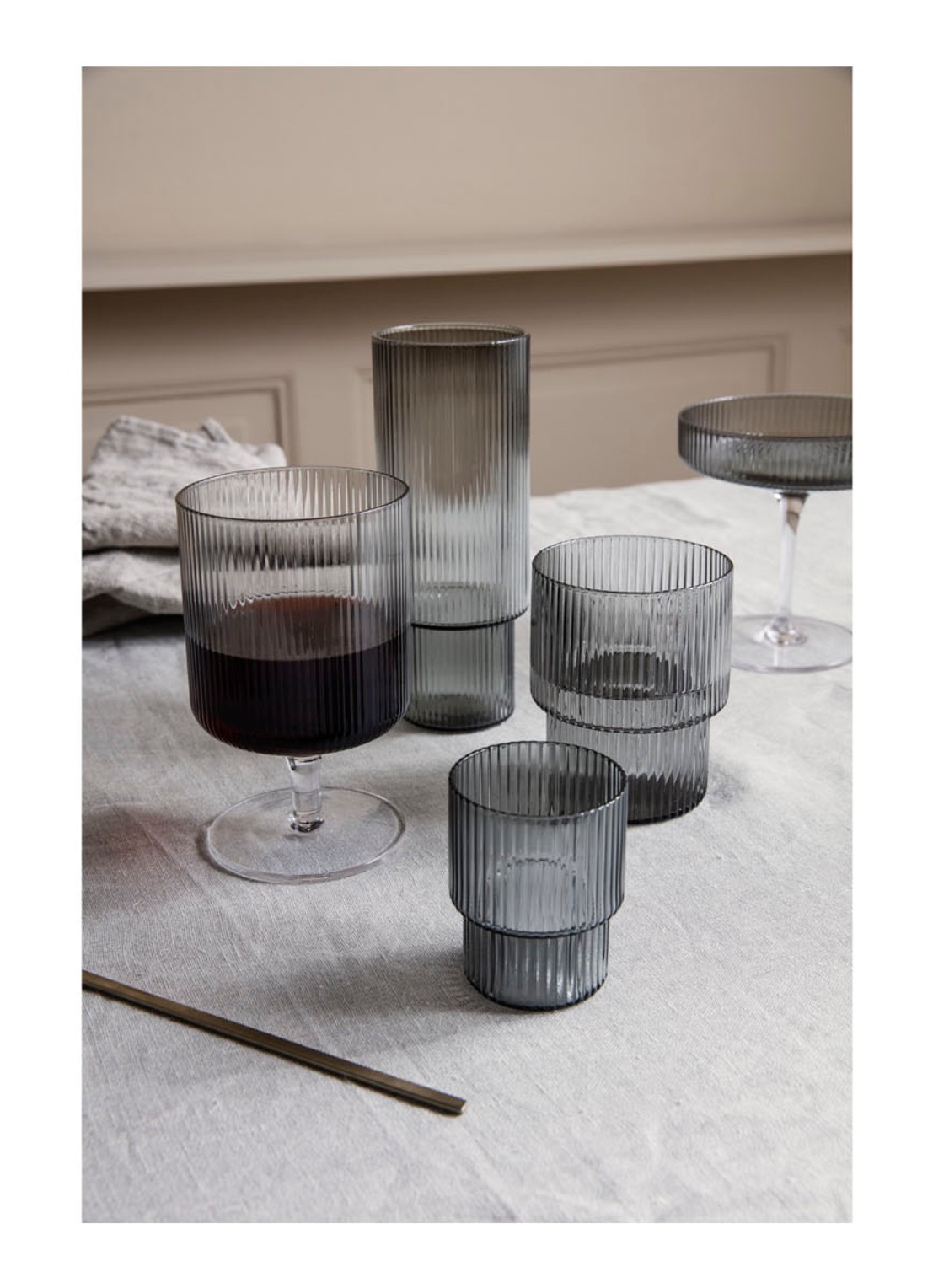 ferm LIVING Ripple wijnglazen set van 2 - voorkant 2 lichtgrijs