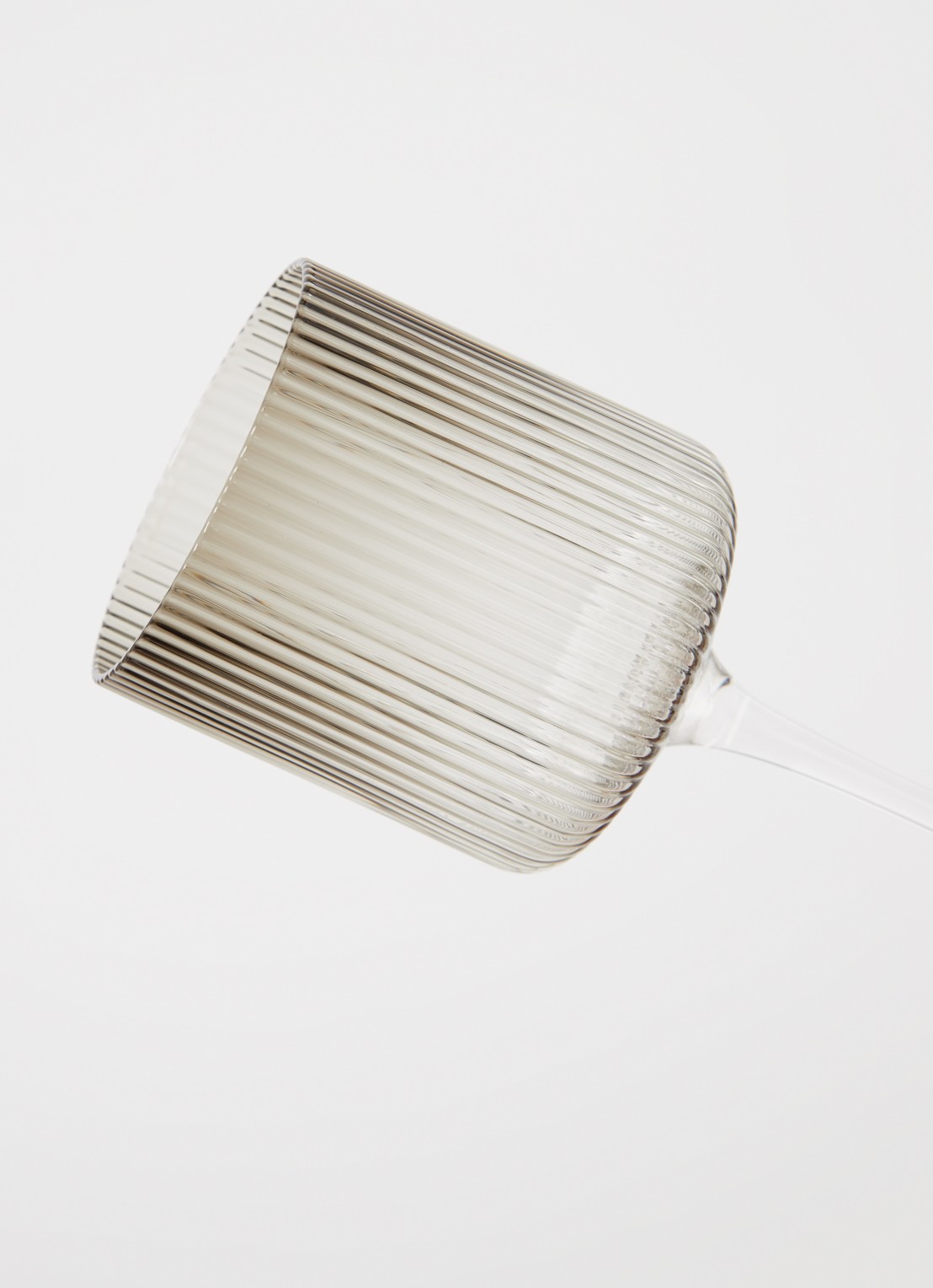 ferm LIVING Ripple witte wijnglas 26 cl set van 2 - detail grijs