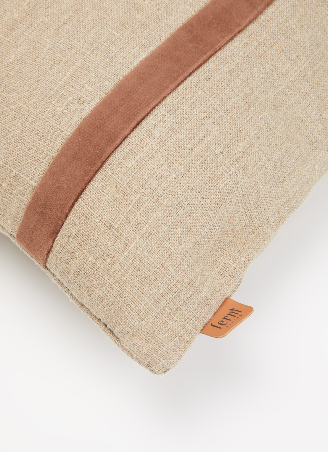 ferm LIVING Senti sierkussen in linnenblend 50 x 50 cm  - detail 2 beige