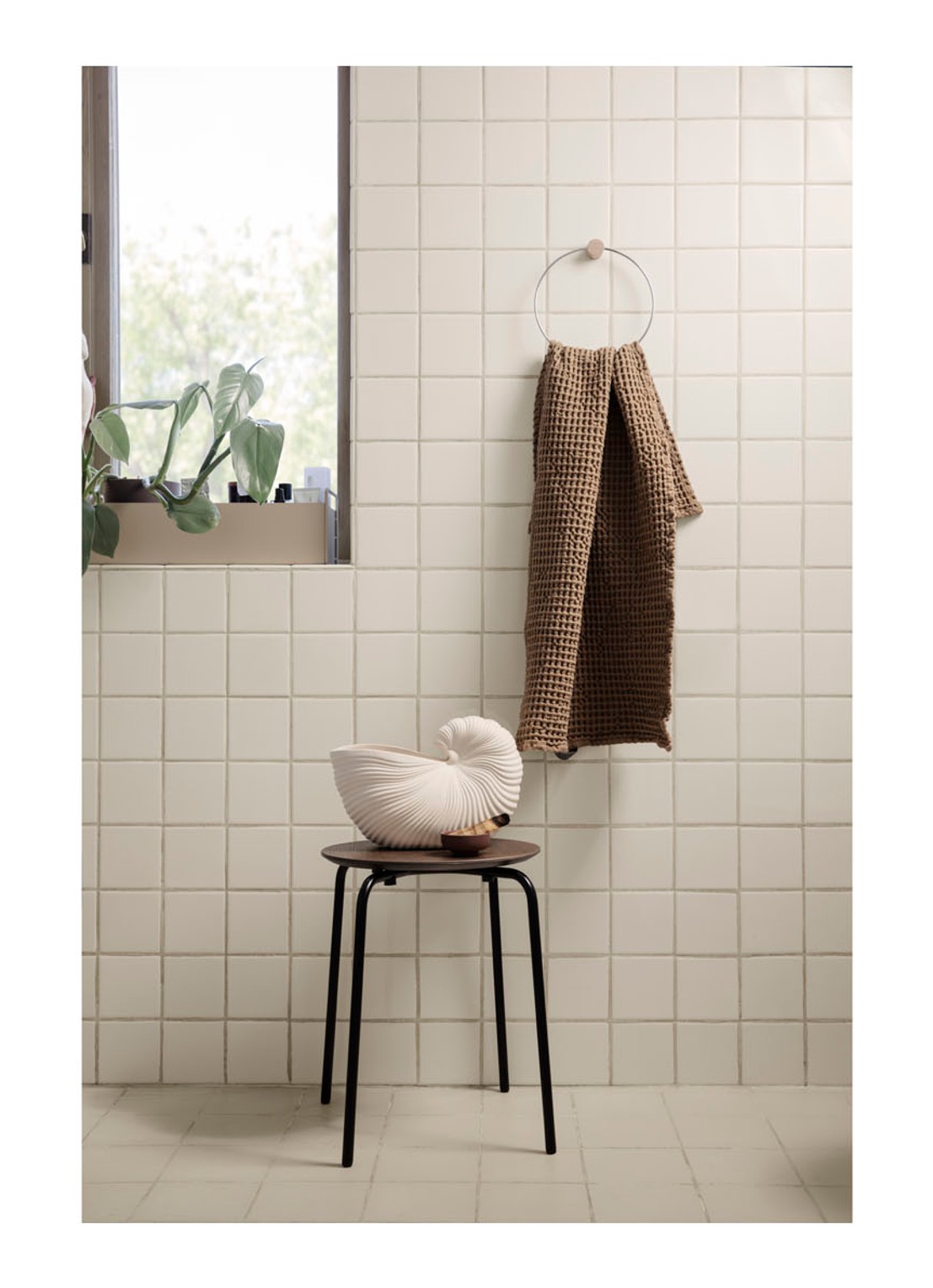 ferm LIVING Shell bloempot van aardewerk voor binnen 31 x 20 cm - detail 3 gebroken wit