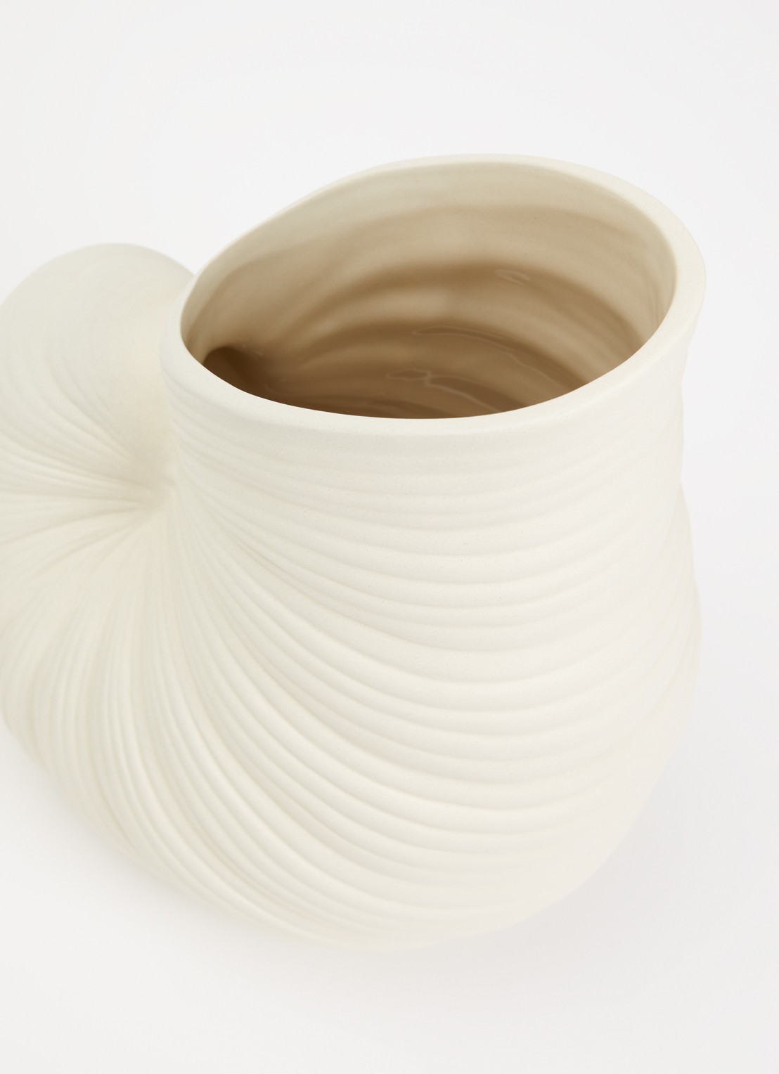 ferm LIVING Shell vaas 26,5 cm  - voorkant 2 gebroken wit