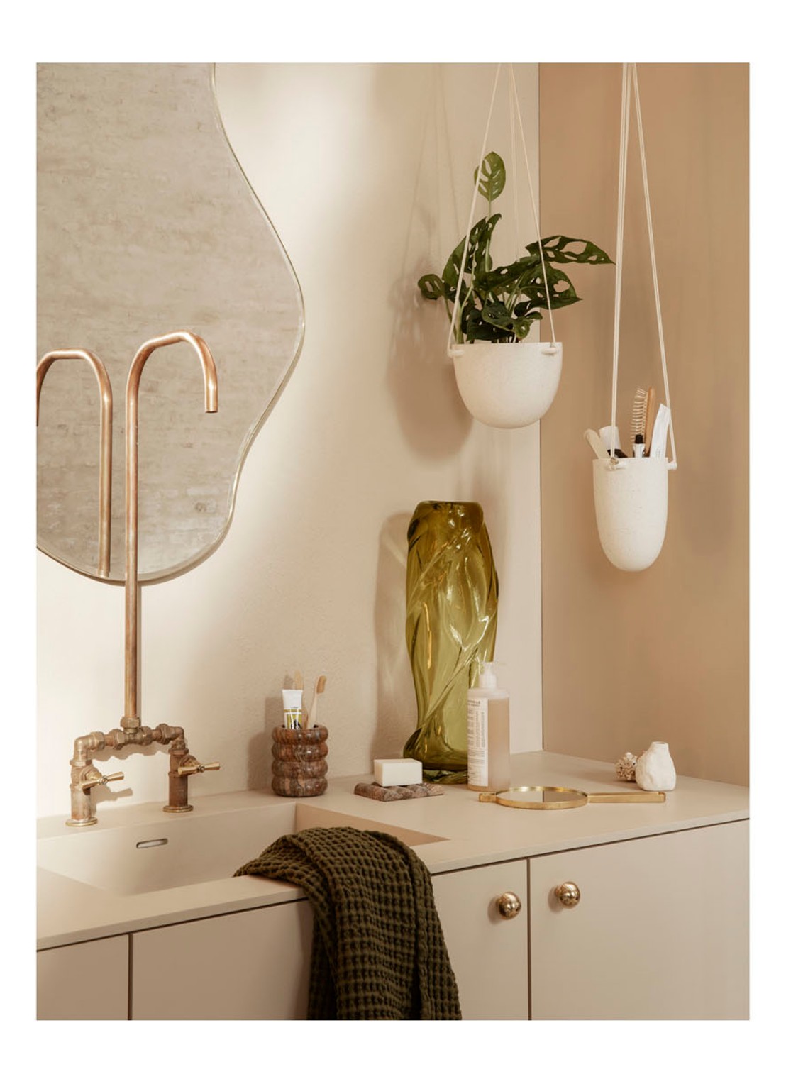 ferm LIVING Speckle L plantenhanger van keramiek voor binnen Ø20,5 cm - voorkant 2 wit